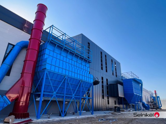 Selnikel'e ait mavi kırmızı toz toplama sistemleri